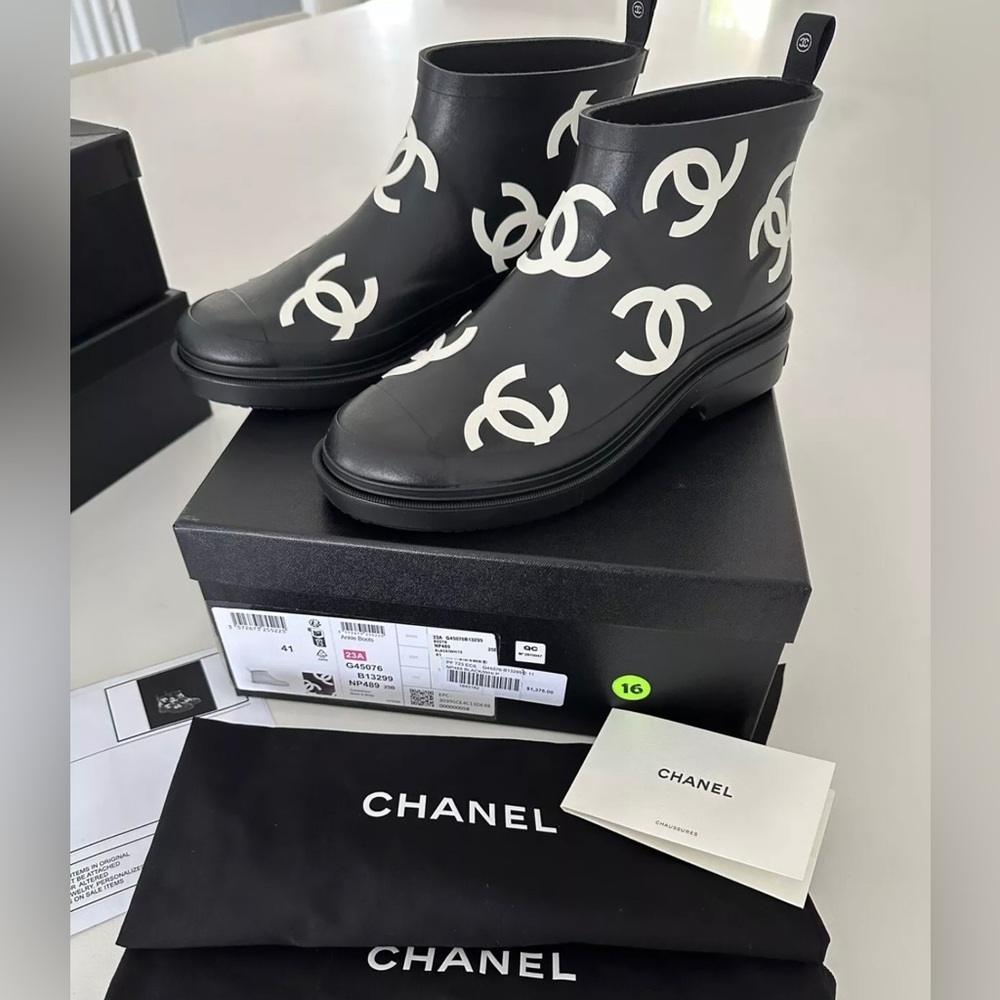 Chanel RAIN BOOTS WHITE CC LOGO BRAND NEW W/ receipt 41